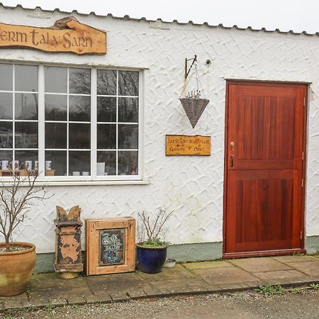 Tal Sarn Shepherd Hut 兰韦尔普尔古因吉尔 外观 照片
